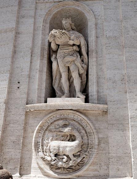 statua di s.luigi sulla facciata di s.luigi de' francesi