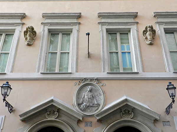 facciata su via dei farnesi