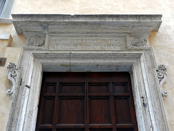 portale di palazzo salomoni alberteschi a via dei pettinari