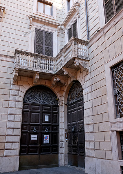 balcone ad angolo di palazzo vipereschi capranica del grillo