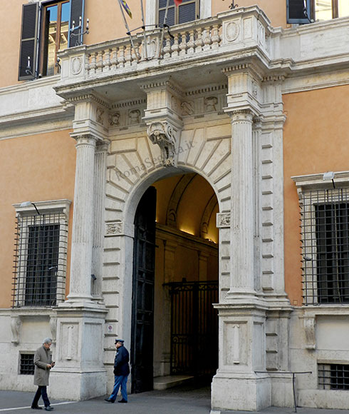 portale di palazzo sciarra colonna a via del corso