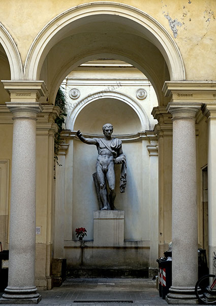 statua di pompeo a via del monte della farina