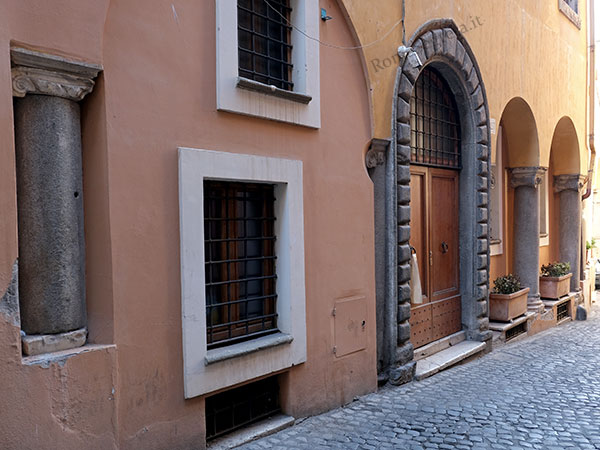 Vedi su Google Maps via della tribuna di campitelli