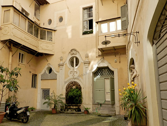 fontana nel cortile di palazzo d'aste
