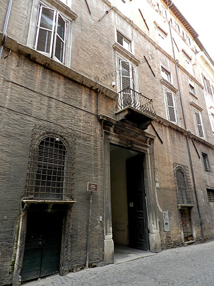 palazzo incoronati a via di monserrato