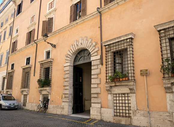 palazzo baldoca muccioli a via giulia