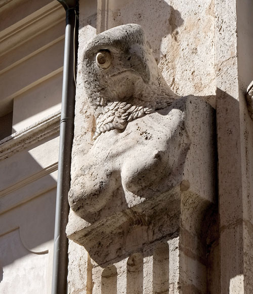 erma con testa di falco di palazzo falconieri