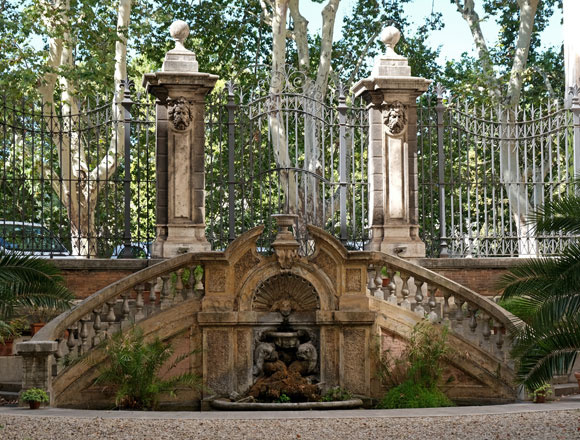 fontana nel cortile di palazzo falconieri a via giulia