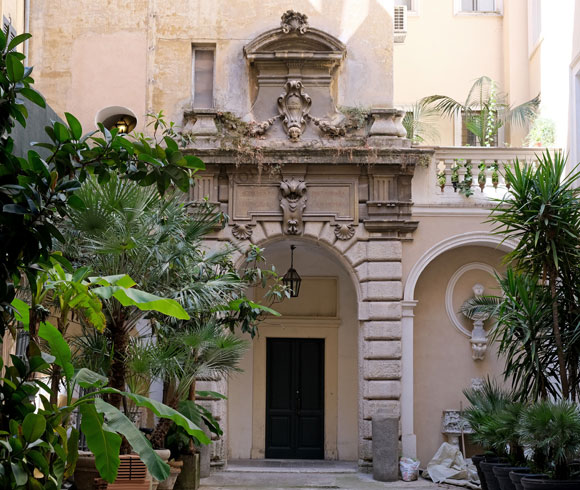 portale nel cortile di palazzo varese a via giulia