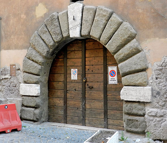 portale a via di s.bartolomeo de' vaccinari