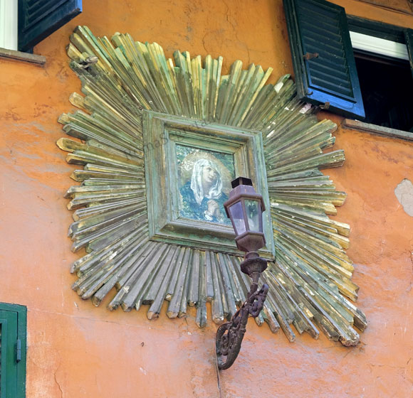 madonna in preghiera a via titta scarpetta