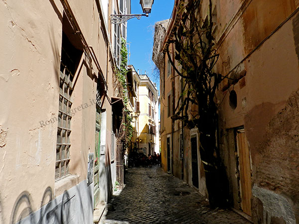 Vedi su Google Maps vicolo del bologna