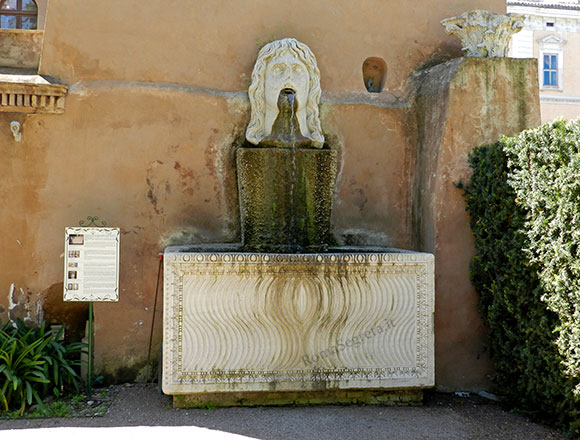 fontana con sarcofago a villa farnesina
