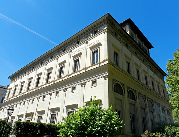 loggia di galatea chiusa con vetrate