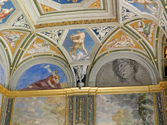 lunetta con testa di giovane