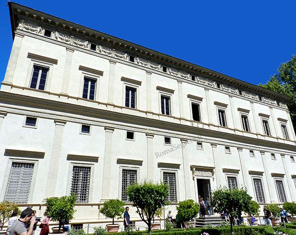 prospetto anteriore di villa farnesina
