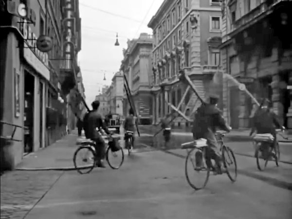 Vedi su Google Maps via del corso nel film ladri di biciclette