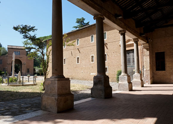 portico e ingresso del convento dei santi vincenzo e anastasio