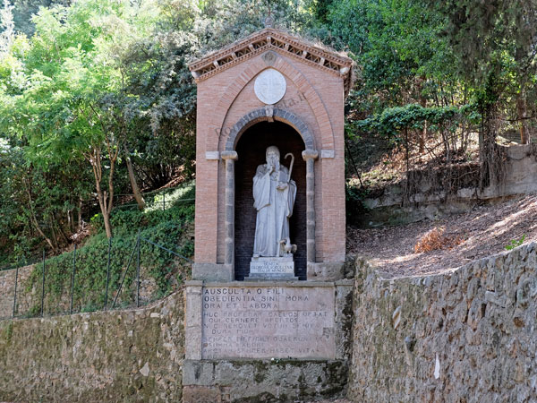 statua di san benedetto all'abbazia delle tre fontane