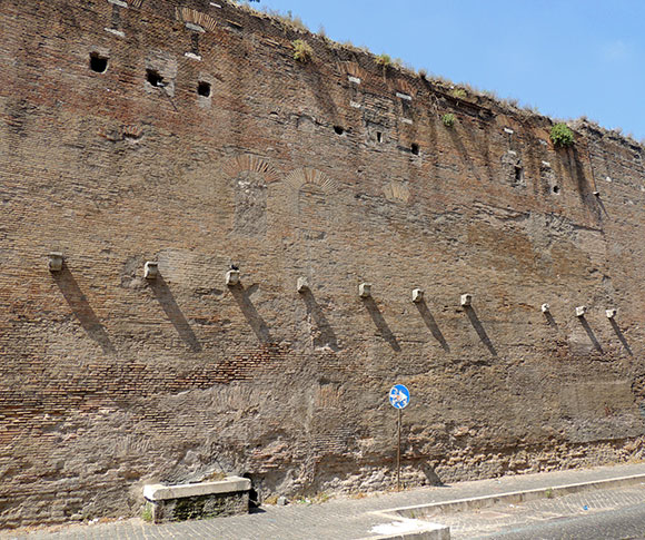 tracce di abitazioni sulle mura aureliane