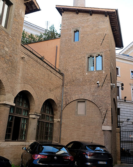 casa con monofora e bifora