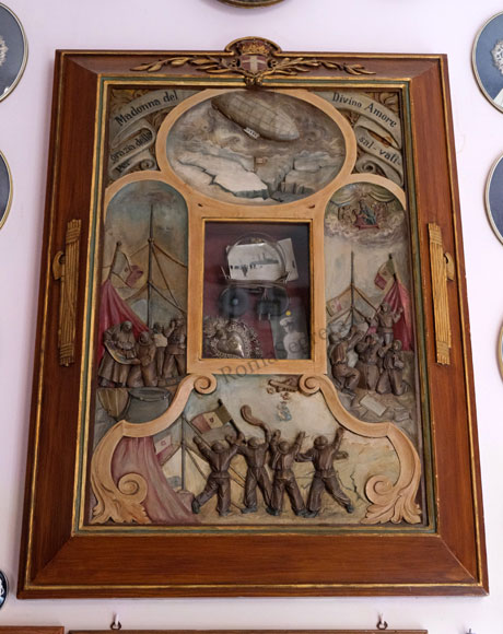 quadro con la storia del dirigibile italia