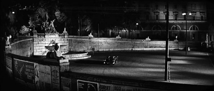 scena a piazza del popolo a la dolce vita