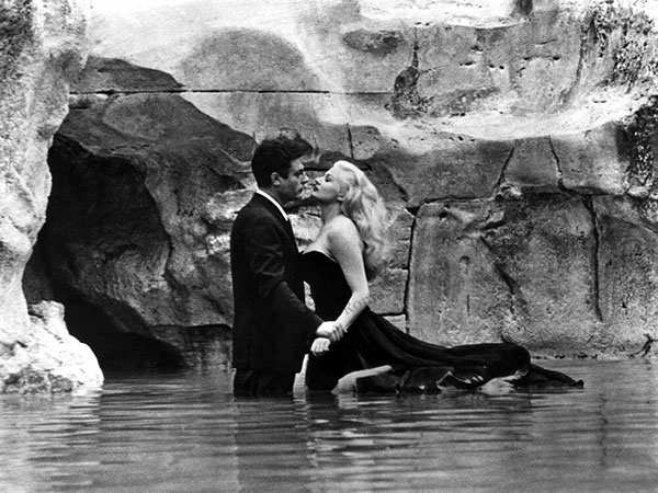 scena nella fontana di trevi a la dolce vita