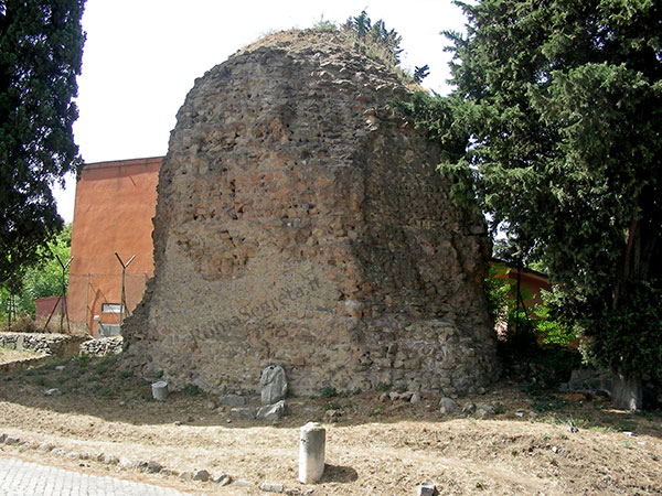 mausoleo con busto di statua acefala