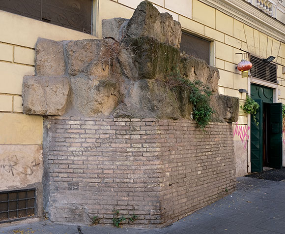 mura serviane a via carlo alberto