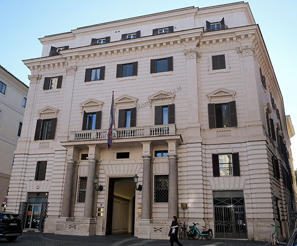 palazzo bennicelli a piazza dell'orologio