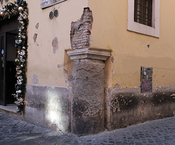colonna dorica a piazza del fico