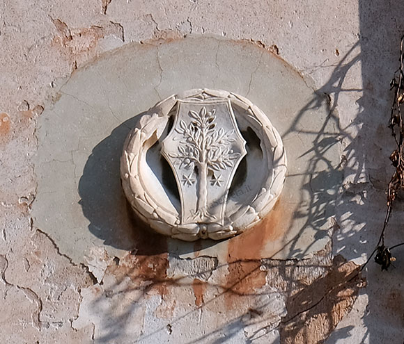 stemma velli sulla facciata di palazzo velli