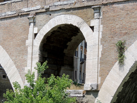 iscrizioni su arco di piena di ponte fabricio