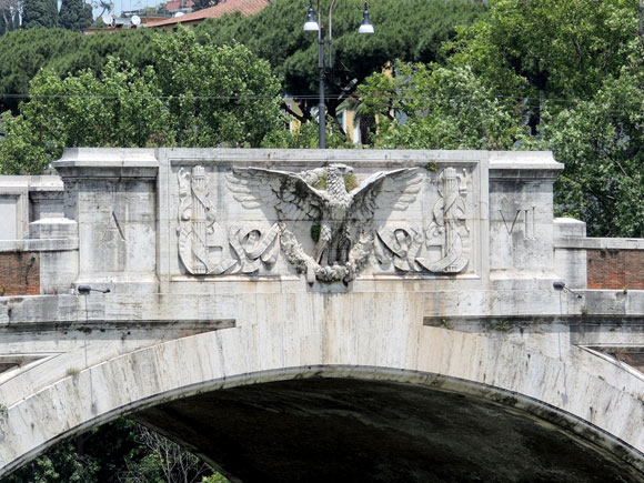 aquila e targa su ponte matteotti