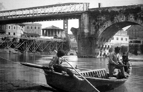 ponte rotto con la passerella metallica