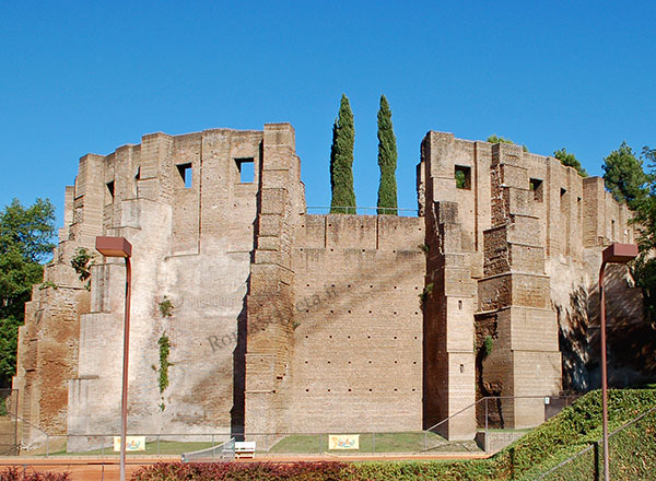 contrafforti della basilica costantiniana
