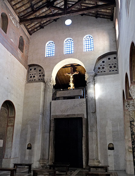 colonne del sacellum a piazza della bocca della verità