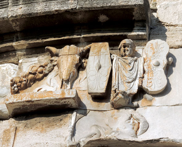 altorilievo sulla tomba di cecilia metella