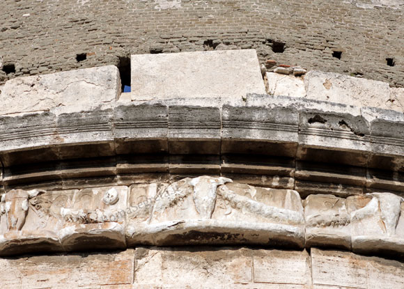 fregio sulla tomba di cecilia metella