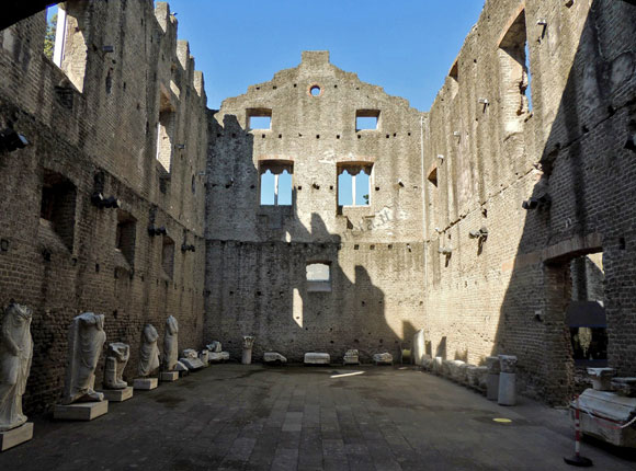 interno della tomba di cecilia metella