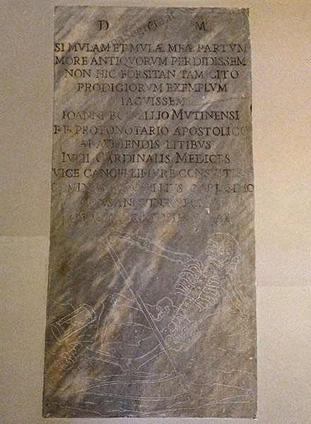 lapide all'interno del palazzo al civico 131 di via giulia