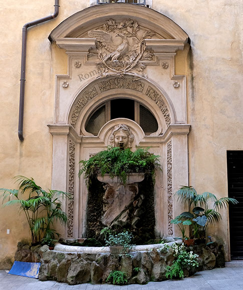fontana nel cortile di palazzo capponi pediconi