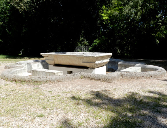 fontana della vasca di marmo a villa borghese