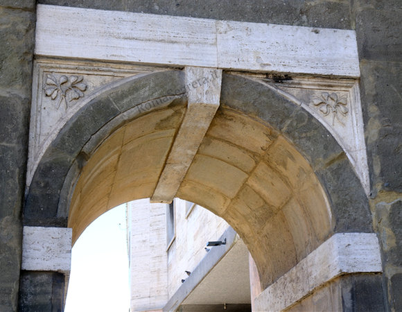 fornici laterali dell'arco di sisto V con le "pere"