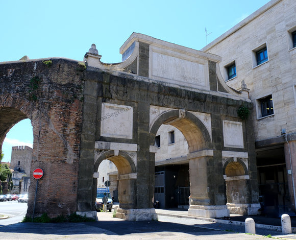 facciata interna dell'arco di sisto v