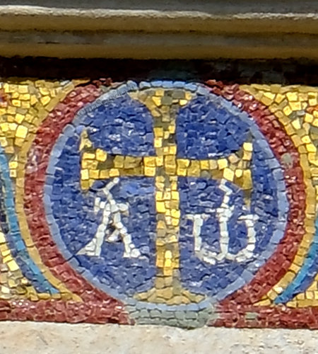croce con alfa e omega nel fregio